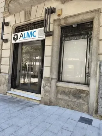 Equipo de ALMC Security trabajando en soluciones seguras